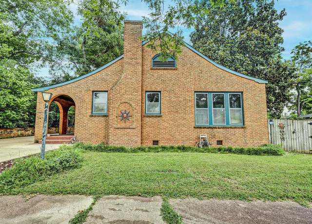 Property at 609 Nacogdoches St, Jacksonville, TX 75766, 3 beds, 2 baths