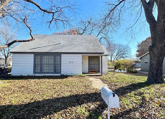 Property at 916 N Morris St, Gainesville, TX 76240, 3 beds, 2.5 baths