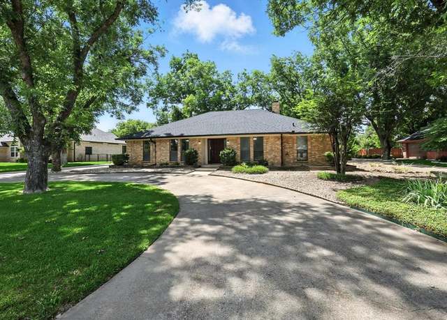 Property at 7205 Westover Dr, Granbury, TX 76049, 4 beds, 3 baths