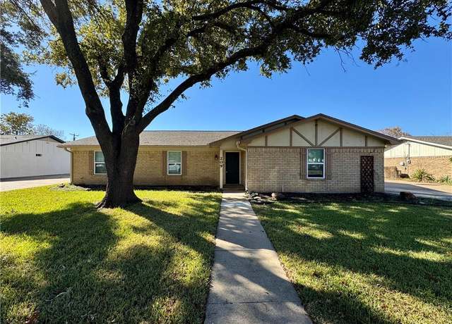 Property at 209 Travis Ln, Hewitt, TX 76643, 3 beds, 2 baths