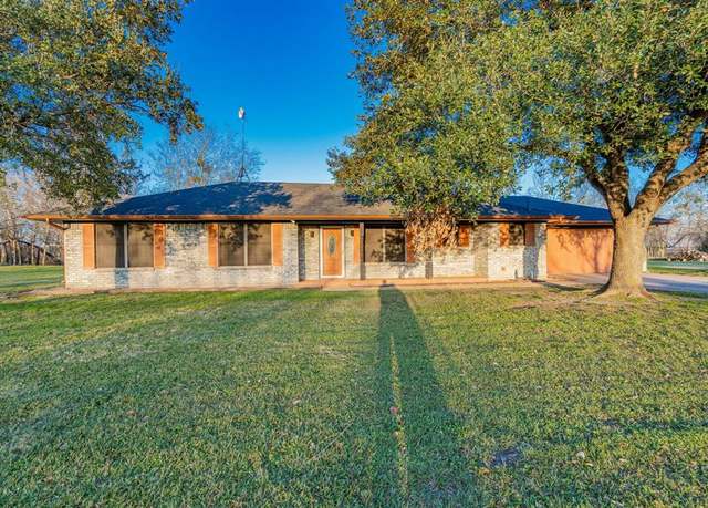 Property at 1025 Country Ln, Oak Ridge, TX 75142, 3 beds, 2 baths