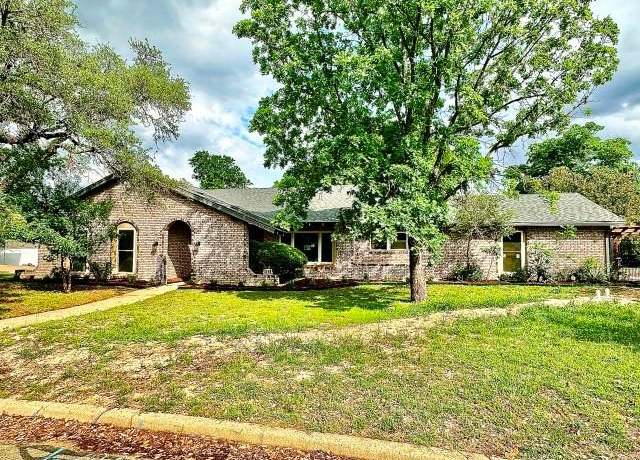 Property at 5409 Edinburgh Dr, Waco, TX 76710, 7 beds, 4 baths