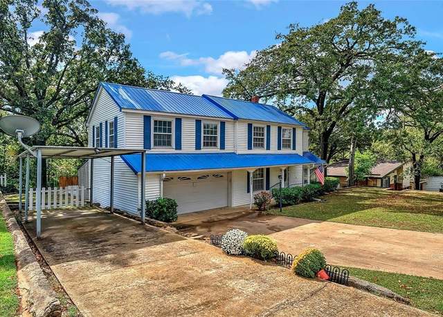 Property at 1208 W Hull St, Denison, TX 75020, 3 beds, 2 baths