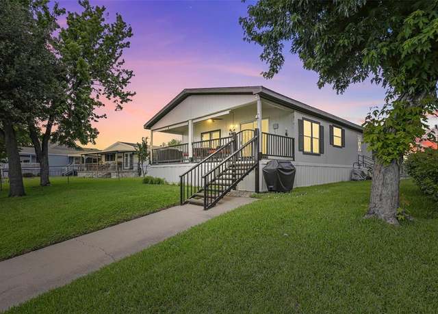Property at 4020 Lands End Ct, Granbury, TX 76048, 3 beds, 2 baths