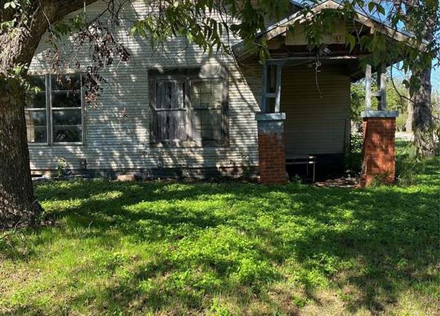 Property at 501 W 12th, Coleman, TX 76834, 3 beds, 2 baths