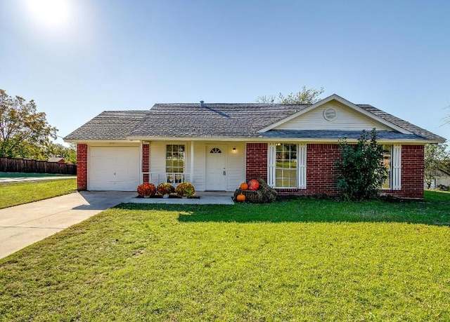 Property at 728 E 3rd St, Springtown, TX 76082, 3 beds, 1.5 baths