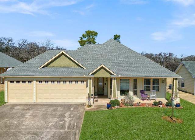 Property at 418 Navajo Trl, Gainesville, TX 76240, 3 beds, 2 baths