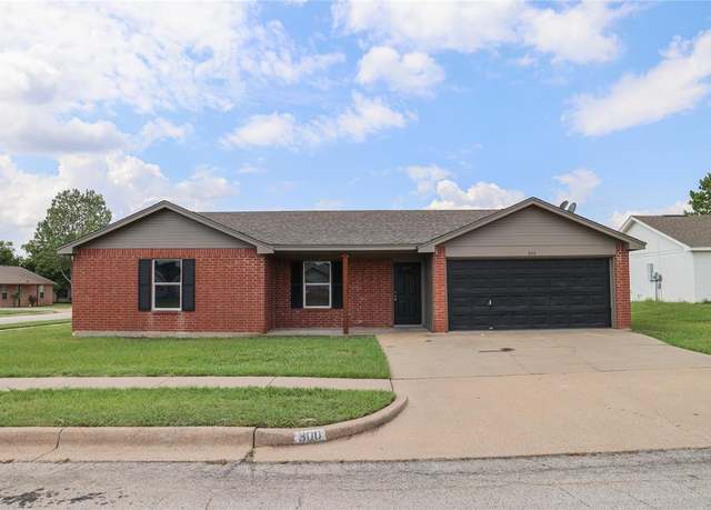 Property at 300 Sheila Dr, Granbury, TX 76049, 3 beds, 2 baths