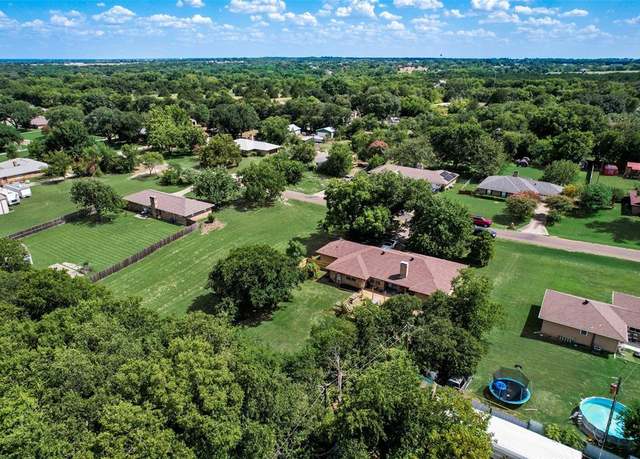 Property at 124 Southridge St, Red Oak, TX 75154, 4 beds, 3 baths