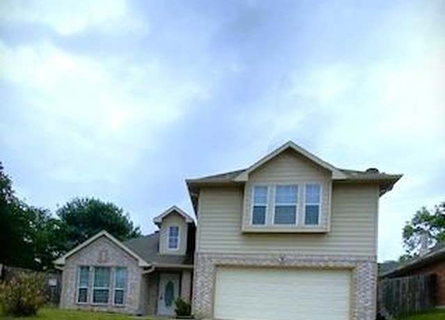 Property at 914 Gallant Fox Dr, Dallas, TX 75211, 3 beds, 2.5 baths