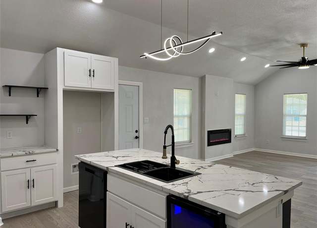 Property at 1320 E 3rd Ave, Corsicana, TX 75110, 4 beds, 2.5 baths