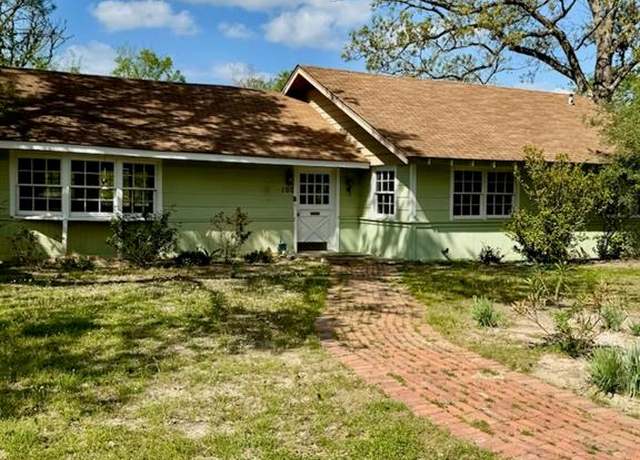 Property at 100 Thunderbird Dr, Athens, TX 75751, 4 beds, 3 baths