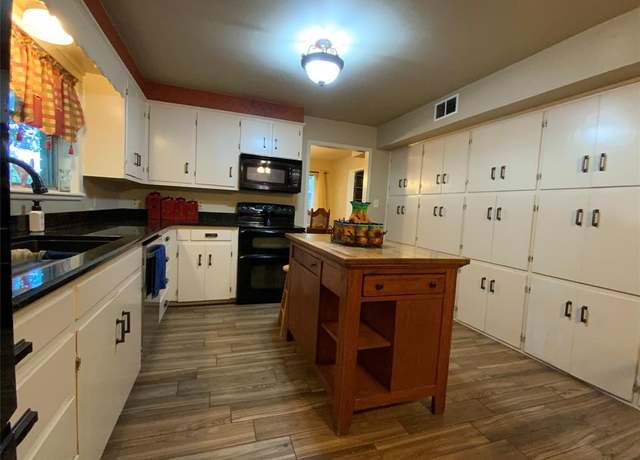 Property at 216 N Pinto St, Comanche, TX 76442, 3 beds, 3 baths