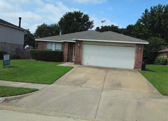 Property at 1026 Mazourka Dr, Arlington, TX 76001, 3 beds, 2 baths
