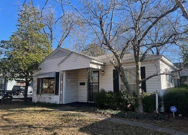 Property at 831 17th St SE, Paris, TX 75460, 3 beds, 2 baths