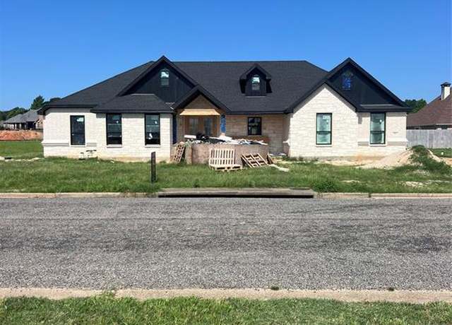Property at 902 Blaine St, Athens, TX 75751, 3 beds, 2.5 baths