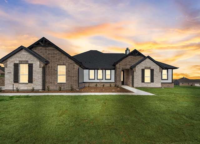 Property at 135 Llanos Dr, Decatur, TX 76234, 4 beds, 3 baths