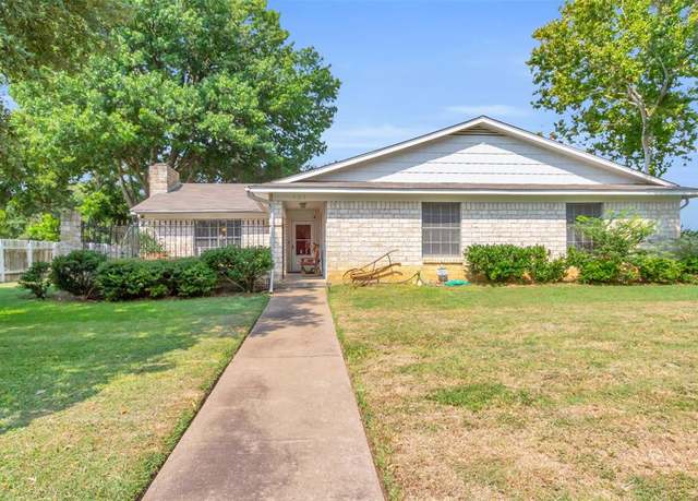 Property at 121 Falcon Ln, Hillsboro, TX 76645, 3 beds, 2 baths