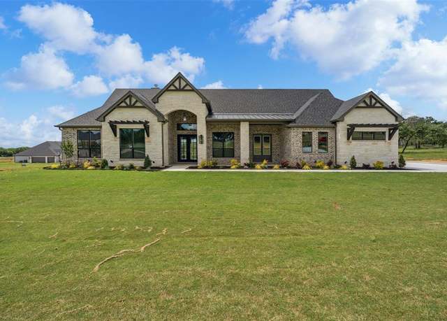 Property at 1027 Estancia Blvd, Weatherford, TX 76088, 4 beds, 3 baths