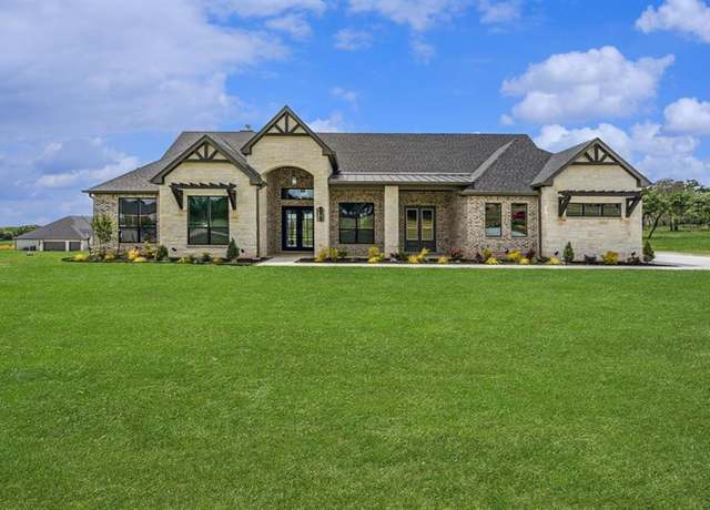 Property at 1027 Estancia Blvd, Weatherford, TX 76088, 4 beds, 3 baths