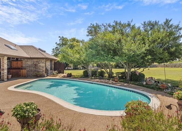 Property at 11 Park Central Cir, Rockwall, TX 75087, 3 beds, 2.5 baths