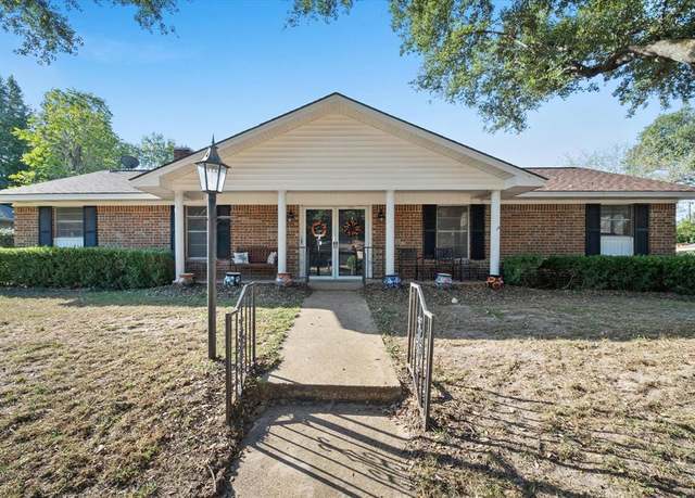 Property at 231 La Jolla Dr, Athens, TX 75751, 3 beds, 2 baths