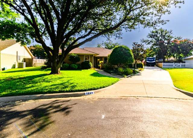 Property at 1029 Springfield St, Mansfield, TX 76063, 4 beds, 2 baths