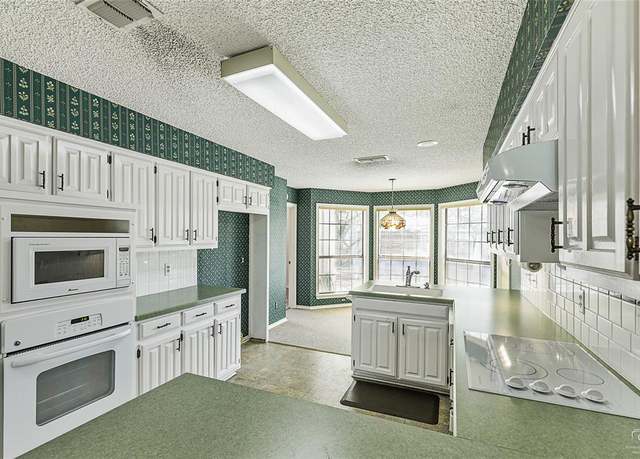 Property at 1908 Highland Park Cir, Denton, TX 76205, 2 beds, 2 baths