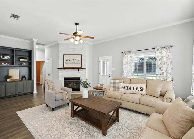 Property at 106 N Blue Bonnet Cir, Justin, TX 76247, 3 beds, 2 baths