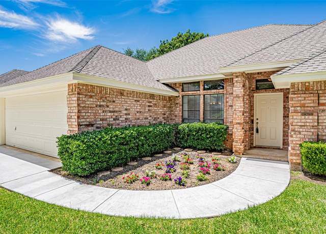 Property at 137 Sunny Meadows Dr, Burleson, TX 76028, 3 beds, 2.5 baths