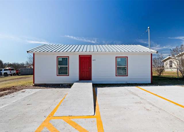 Property at 1215 Lipan, Granbury, TX 76048, 1 bed, 1 bath
