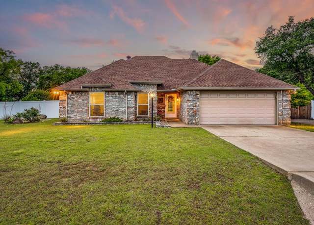 Property at 3912 Country Ln, Granbury, TX 76048, 3 beds, 2 baths