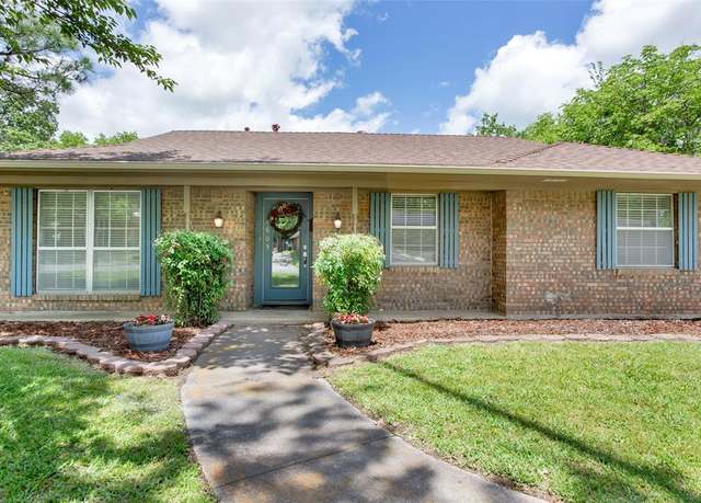 Property at 1605 Oakhill Dr, Sherman, TX 75092, 4 beds, 2 baths