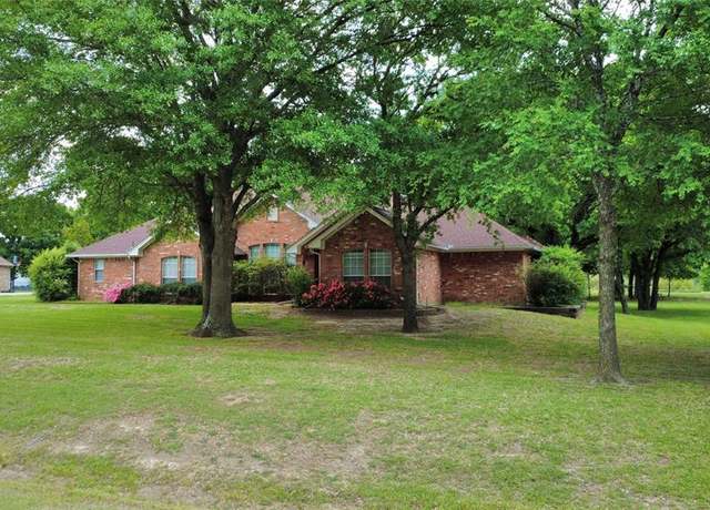 Property at 1025 Oak Hollow Ln, Combine, TX 75159, 4 beds, 2.5 baths