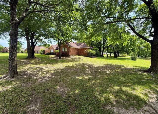 Property at 1025 Oak Hollow Ln, Combine, TX 75159, 4 beds, 2.5 baths