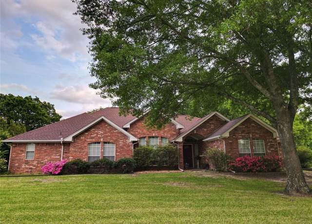 Property at 1025 Oak Hollow Ln, Combine, TX 75159, 4 beds, 2.5 baths