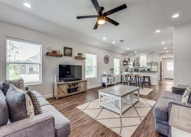 Property at 800 N Broughton St, Sherman, TX 75090, 3 beds, 2 baths
