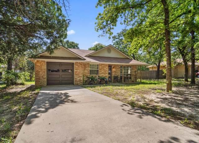 Property at 816 Red Oak Ct, Azle, TX 76020, 3 beds, 2 baths