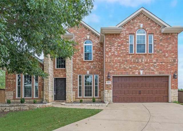 Property at 821 Greenwood Dr, Burleson, TX 76028, 5 beds, 3.5 baths