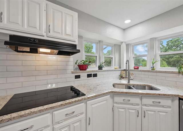Property at 818 Red Oak Dr, Mansfield, TX 76063, 3 beds, 2 baths