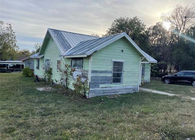 Property at 801 W Belknap St, Jacksboro, TX 76458, 3 beds, 1 bath
