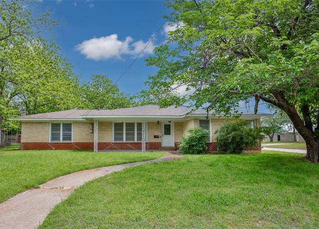 Property at 1102 Fair Ave, Gainesville, TX 76240, 3 beds, 2 baths
