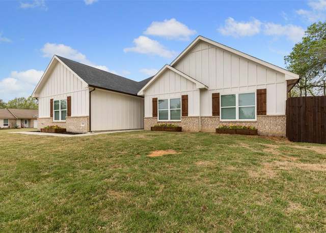 Property at 933 Aspen Ct, Burleson, TX 76028, 3 beds, 3 baths