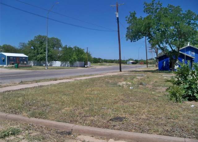Property at 502 Walnut St, Coleman, TX 76834