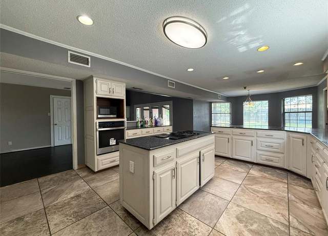 Property at 422 W Oneal St, Wills Point, TX 75169, 5 beds, 4.5 baths