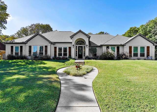 Property at 8921 Crest Wood Dr, Fort Worth, TX 76179, 3 beds, 2.5 baths