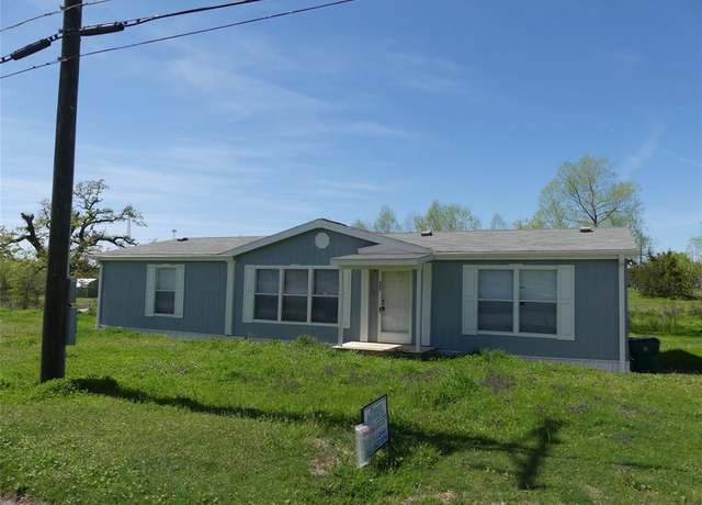 Property at 422 Hutchinson St, Bowie, TX 76230, 3 beds, 2 baths