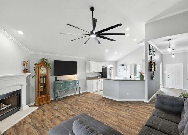 Property at 848 Coppin Dr, Fort Worth, TX 76120, 3 beds, 2 baths