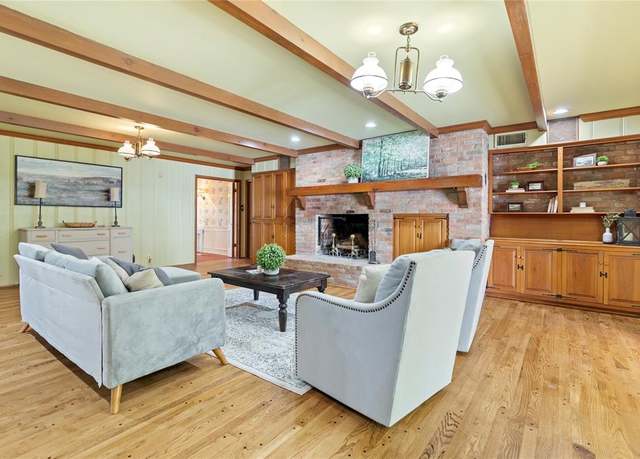Property at 214 Country Club Rd, Hillsboro, TX 76645, 4 beds, 2.5 baths