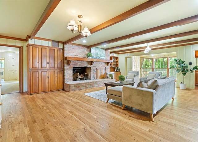 Property at 214 Country Club Rd, Hillsboro, TX 76645, 4 beds, 2.5 baths